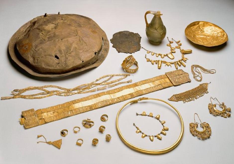 El conjunto de piezas de oro hallado en La Aliseda (Cáceres), que tal vez fue el ajuar funerario de una dama de alcurnia, permite apreciar con claridad el influjo fenicio en el ámbito de Tartessos