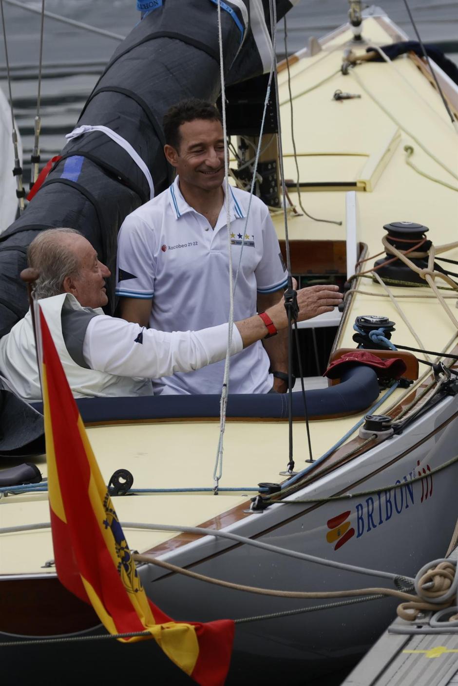 El Rey Juan Carlos I con su barco Bribón 500, en 2022