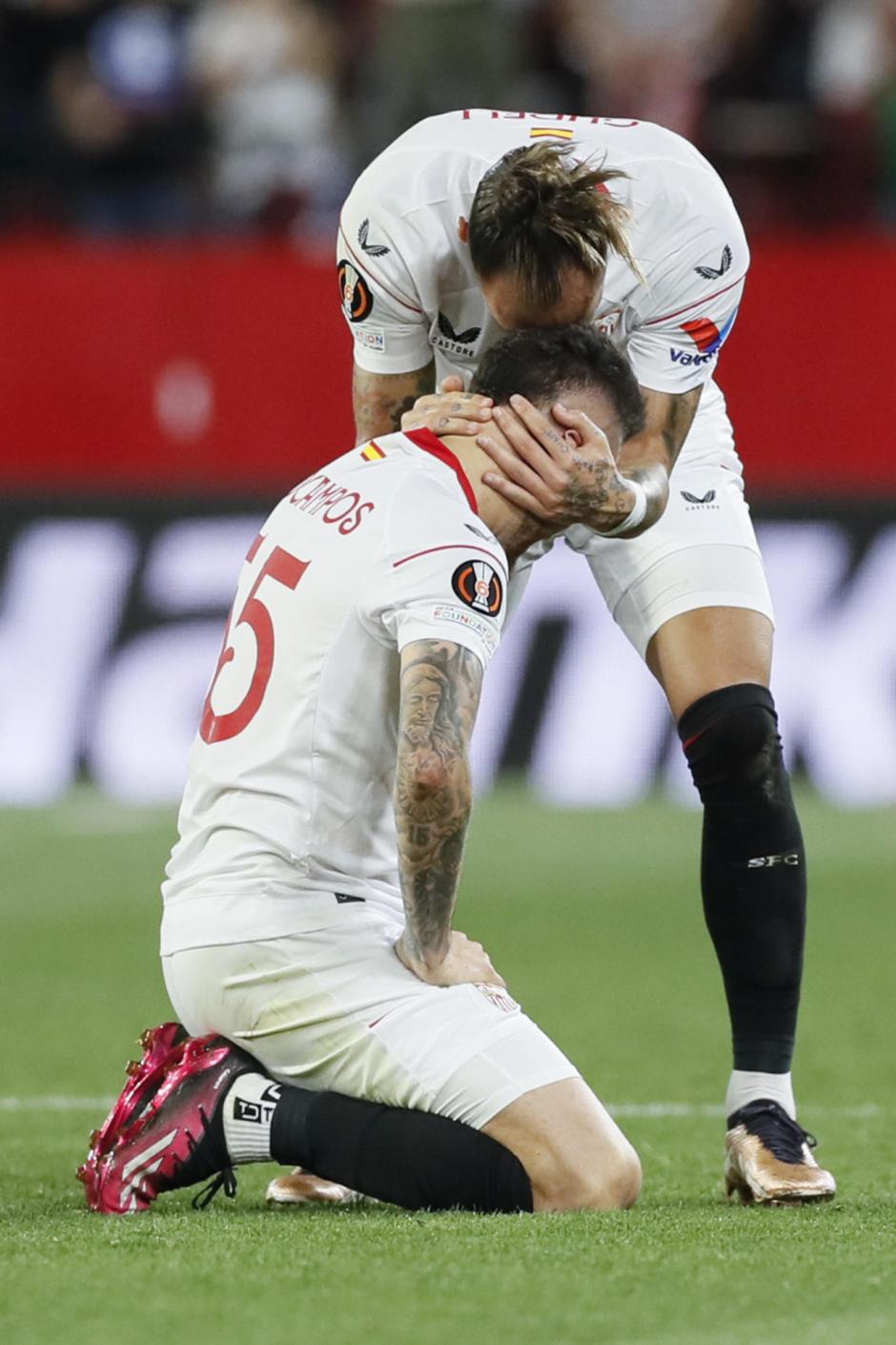 Los jugadores del Sevilla FC celebran la victoria y el pase a semifinales tras el partido de vuelta de cuartos de final de Liga Europa