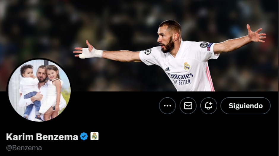 Karim Benzema con el check azul y el icono del Real Madrid