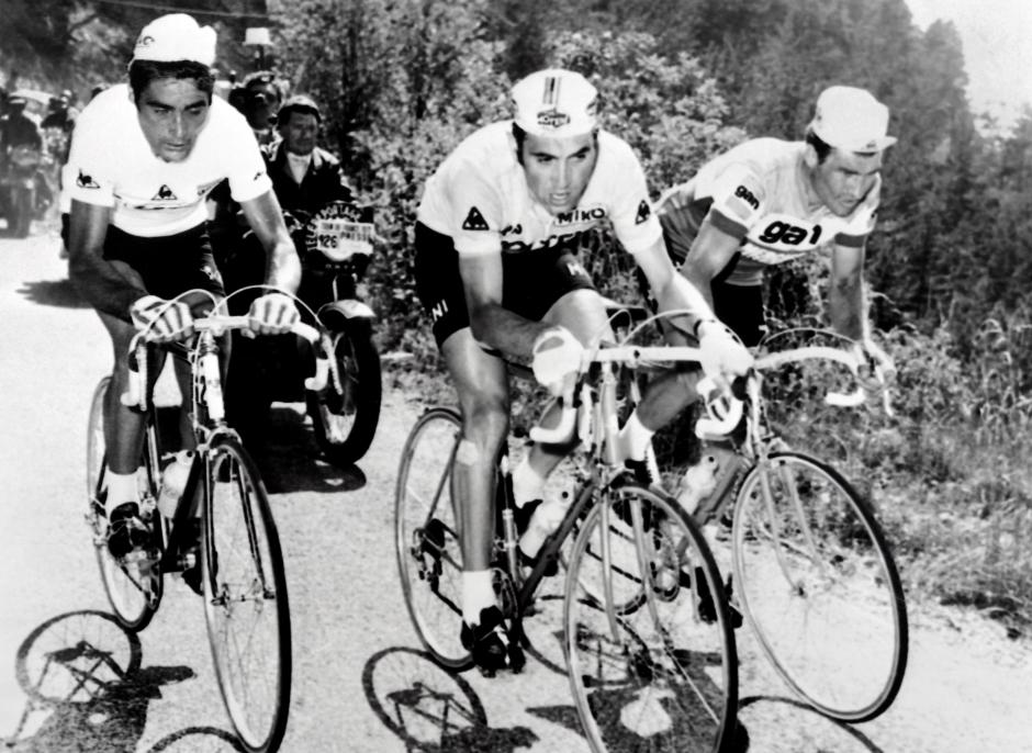 Eddy Merckx, escoltado por Luis Ocaña y Raymond Poulidor en el Tour del 72