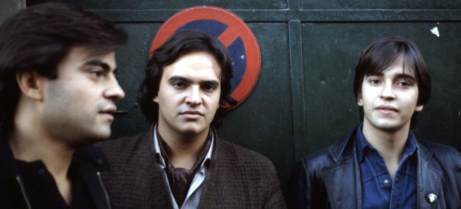 Los hermanos Urquijo, Los Secretos. Álvaro, Javier y Enrique, en la entrada del local de ensayo Tablada, Madrid, 1982