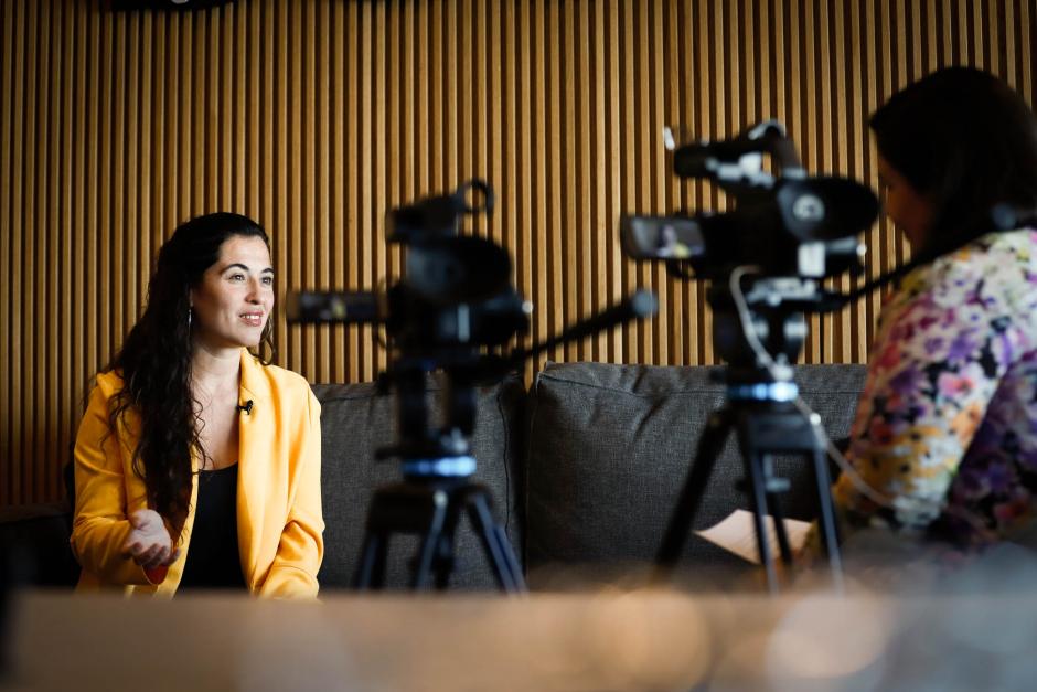 Silvia Pérez Cruz y la periodista María Serrano durante la entrevista para El Debate