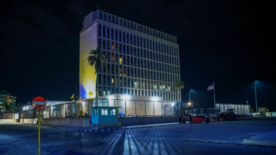 La Embajada de EE.UU. en La Habana se iluminó con los colores de Ucrania durante la visita del canciller ruso