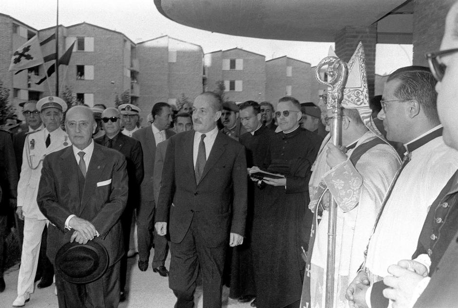 Francisco Franco, durante la concesión de más de siete mil viviendas sociales y de renta limitada