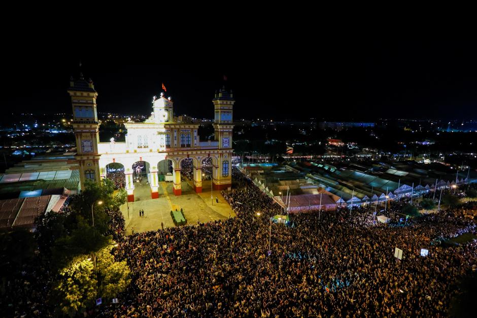 La portada comienza a iluminarse para dar luz a la Feria del 2023