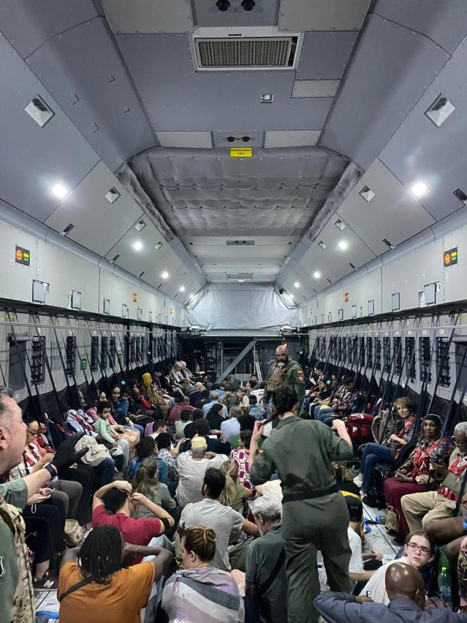 Los 104 evacuados de Sudán (de los que 72 han llegado a España) en el trayecto que les llevaba hasta Yibuti