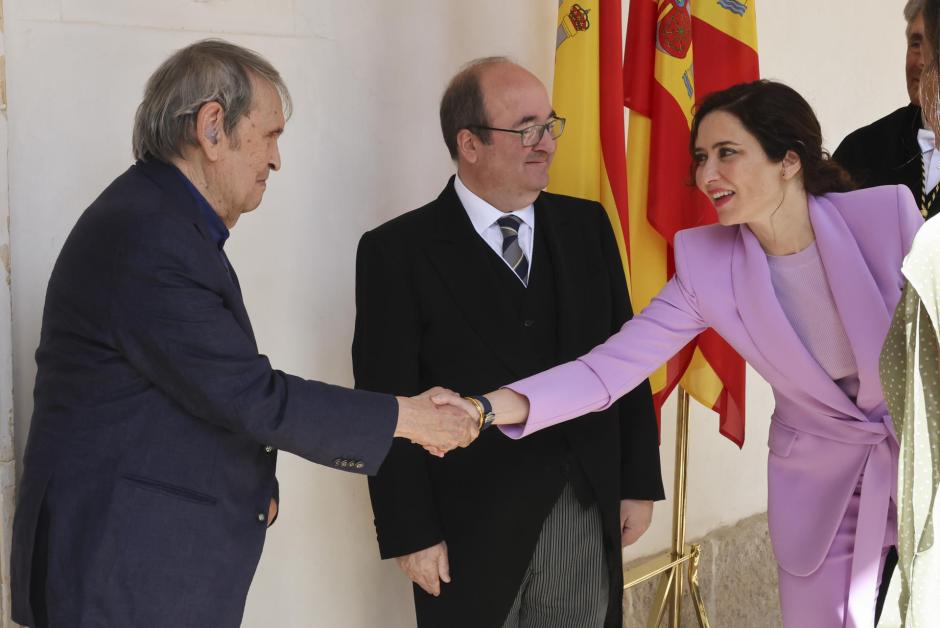 Isabel Díaz Ayuso saluda a Rafael Cadenas en presencia de Miquel Iceta