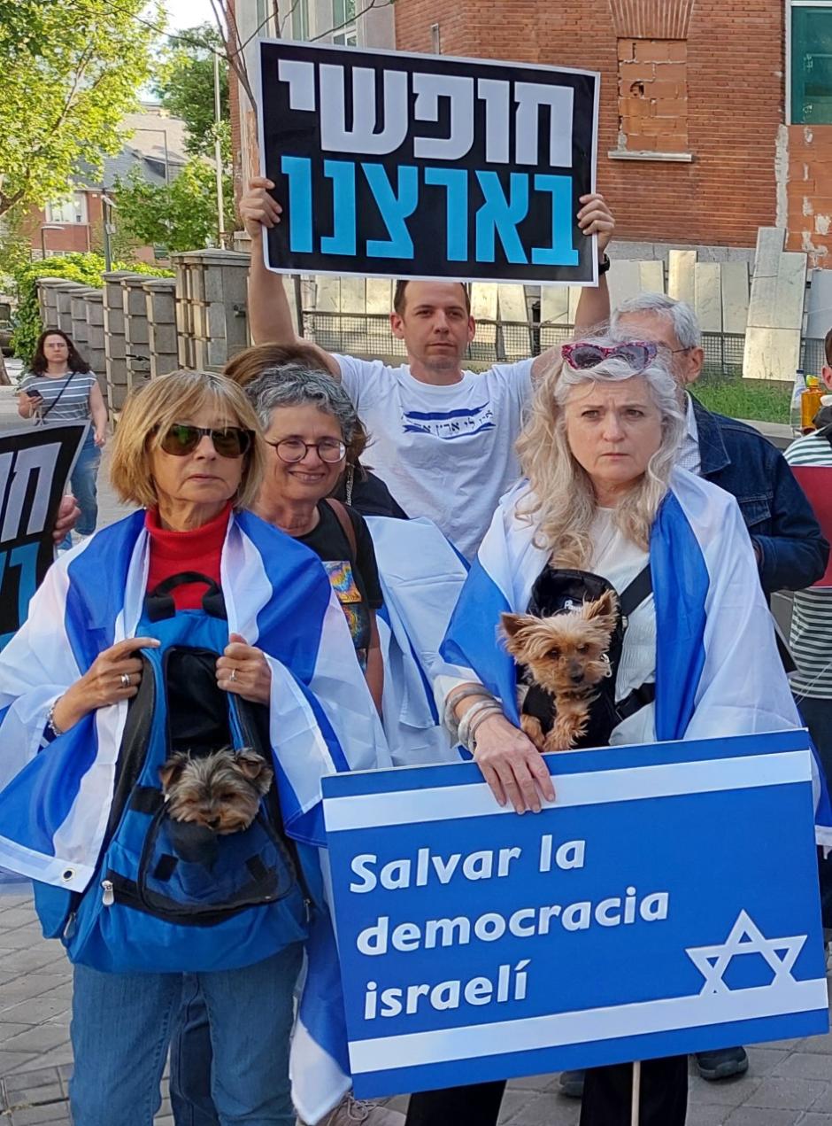 Manifestantes israelíes en una protesta frente a su Embajada en Madrid a favor de la democracia en su país