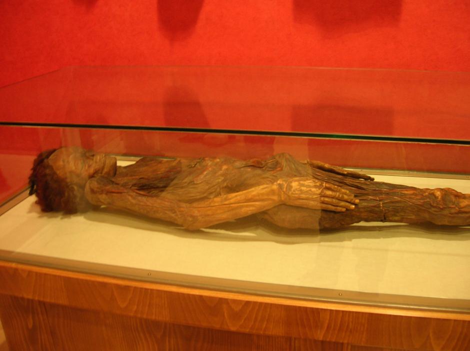 Momia de mujer conservada en el Museo Nacional de Antropología