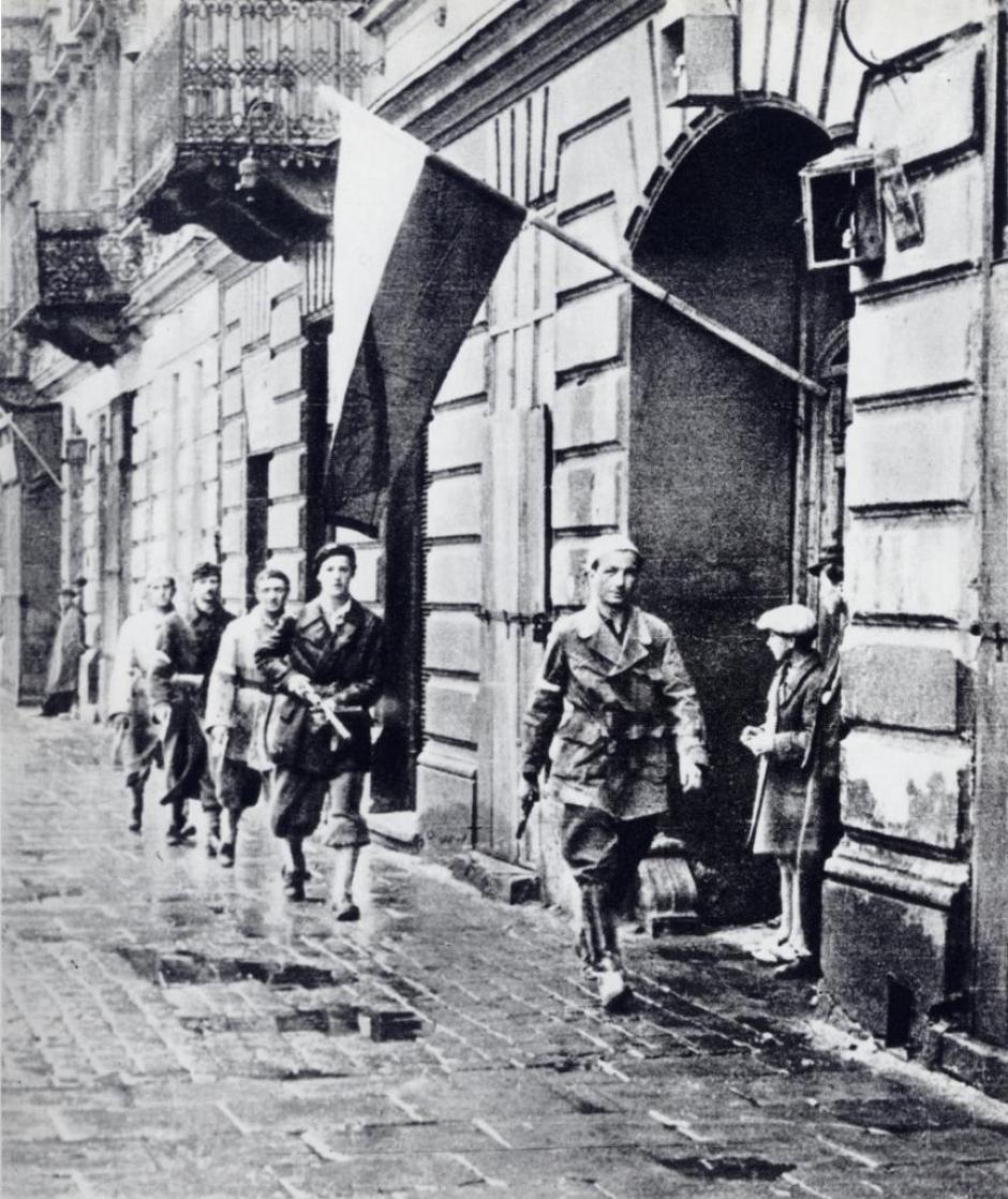 Soldados polacos patrullando las calles de Varsovia