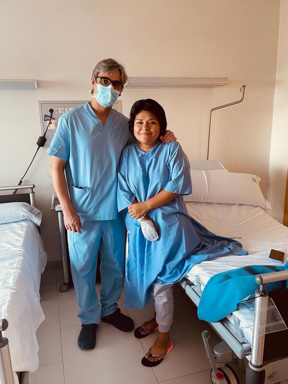 Diego González Rivas junto a Azaela Yajaira tras la operación