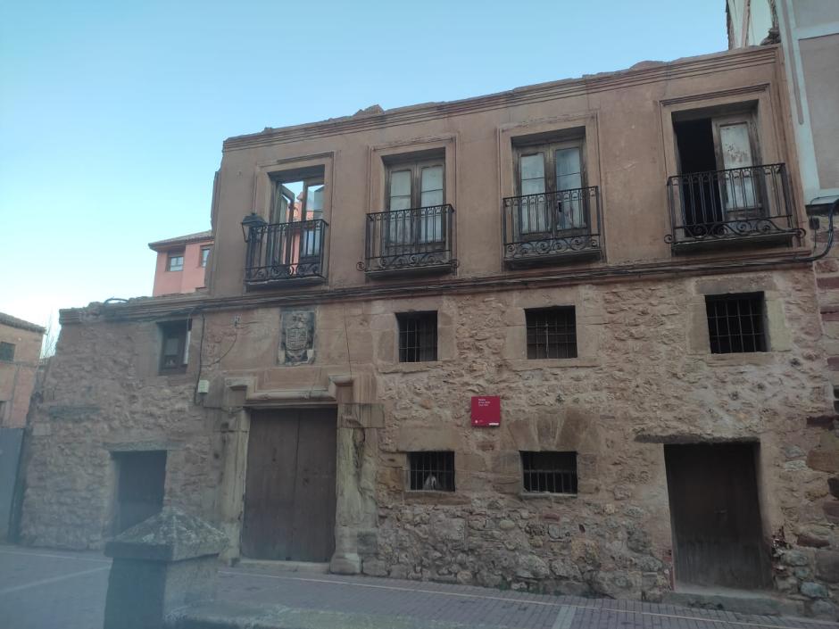 Estado previo del Palacio de los Arias, derrumbado tras la demolición del edificio colindante, que dañó su estructura