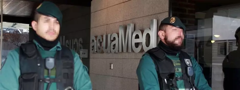 Dos agentes de la Guardia Civil, durante los registros en la sede de Acuamed.