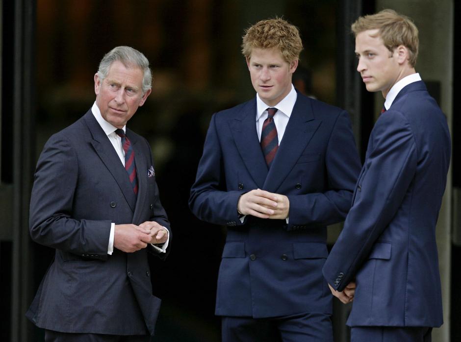 El Rey Carlos III y sus dos hijos, el Príncipe Harry y el Príncipe Guillermo