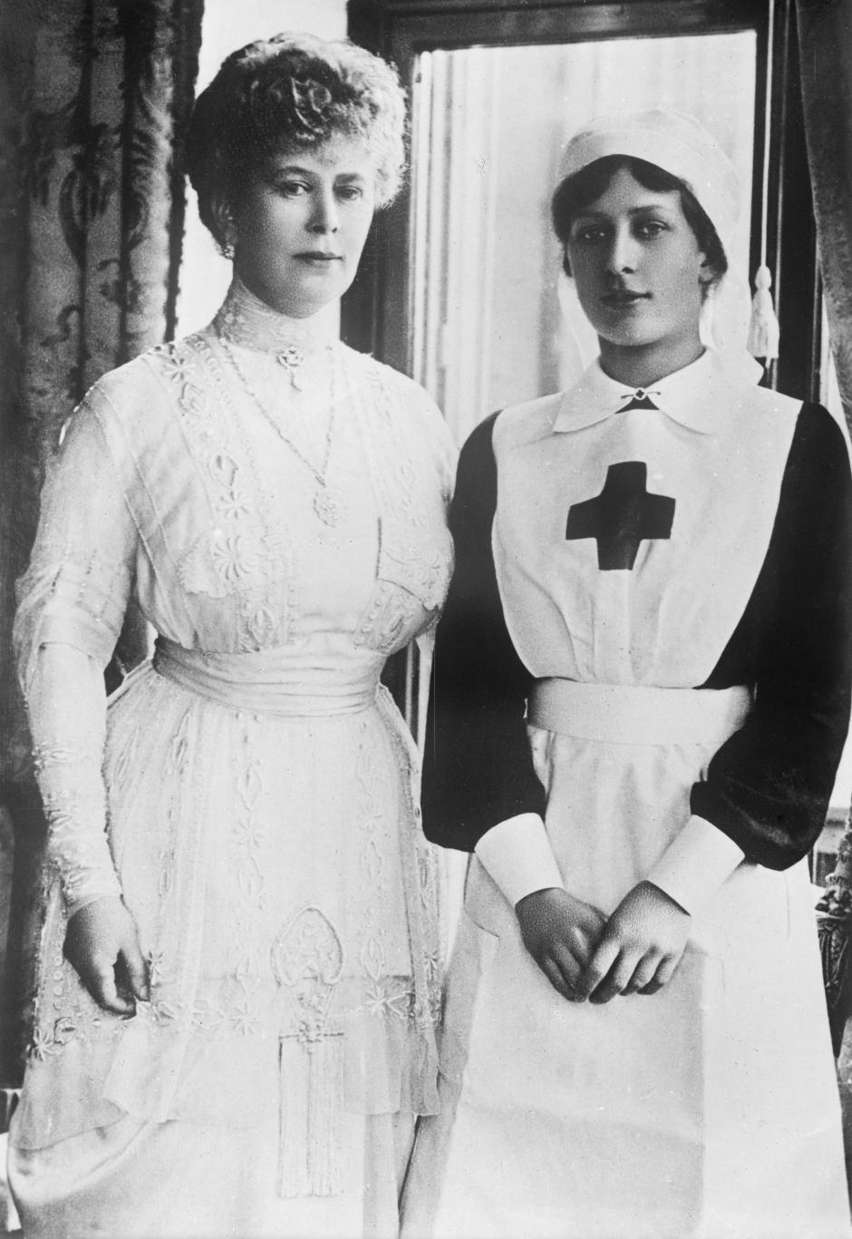 La Princesa (derecha) con su madre, la Reina María, durante la Primera Guerra Mundial