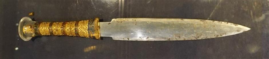 Daga de hierro hallada sobre la momia de Tutankamón. Museo Egipcio, El Cairo