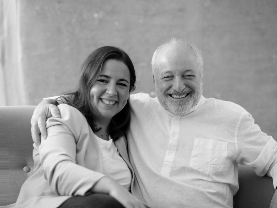 El escritor André Aciman con la periodista de El Debate María Serrano