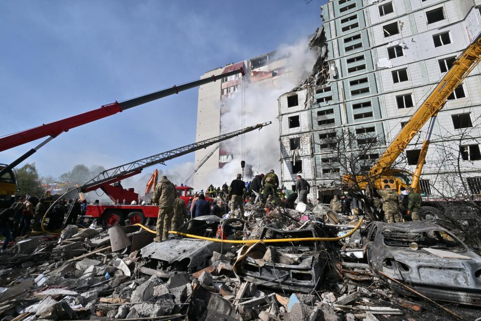 Los equipos de rescate buscan supervivientes entre los escombros de un edificio residencial destruido en Uman