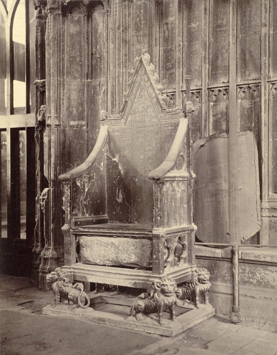 La Piedra de Scone en la Silla de la Coronación de la Abadía de Westminster (foto c. 1875 - c. 1885). En 1914, la piedra fue partida por la mitad por un bombardeo sufragista