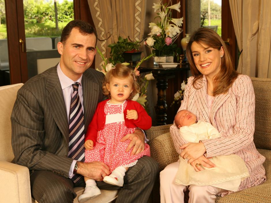 Foto de familia de los Reyes y sus hijas tras el nacimiento de la Infanta Sofía en 2007