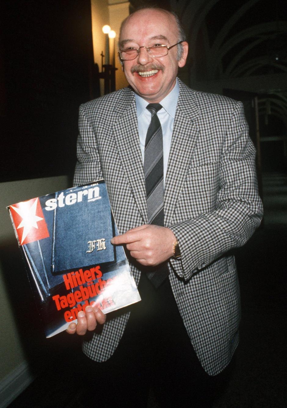 Konrad Kujau, el falsificador de los "Diarios de Hitler", señala la portada de una edición de 1983 de "Stern", en la que se publicaron partes de los supuestos documentos, tomada en 1985.