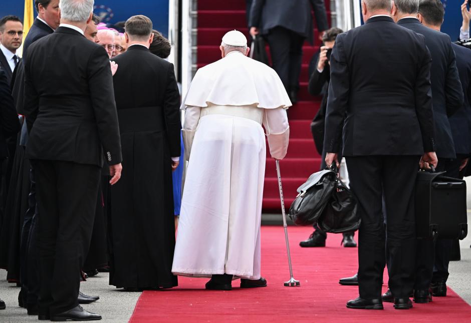 El Papa Francisco se dirige a su avión después de la ceremonia de despedida en el Aeropuerto Internacional de Budapest