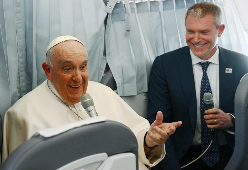 El Papa Francisco responde a las preguntas de los periodistas durante una conferencia a bordo del avión papal