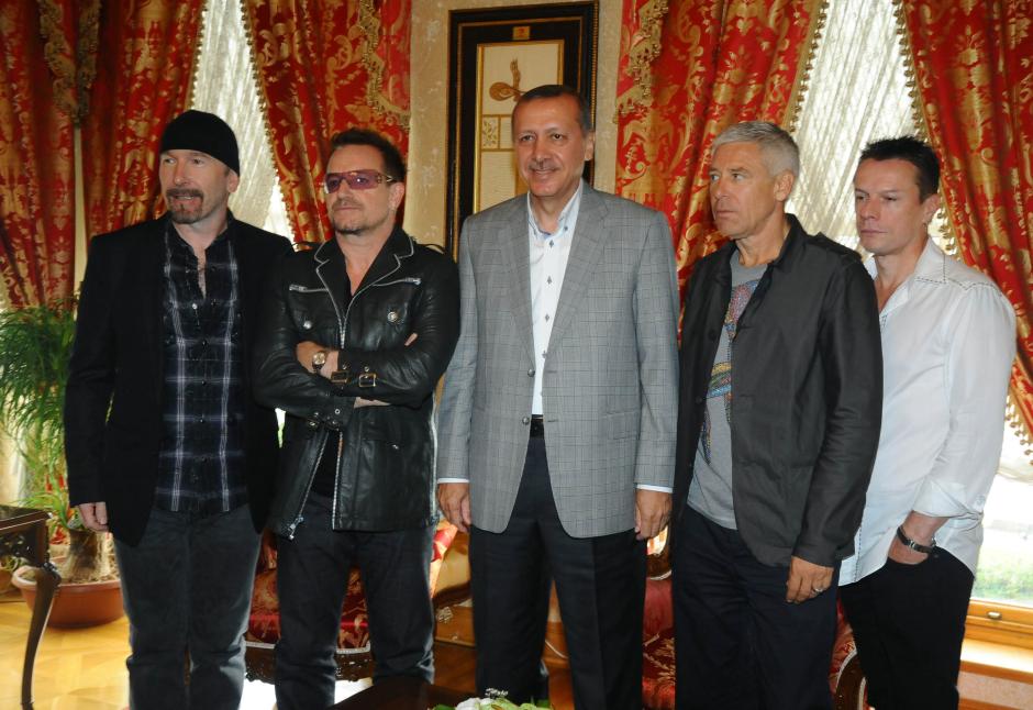 U2 junto al primer ministro turco Tayyip Erdogan