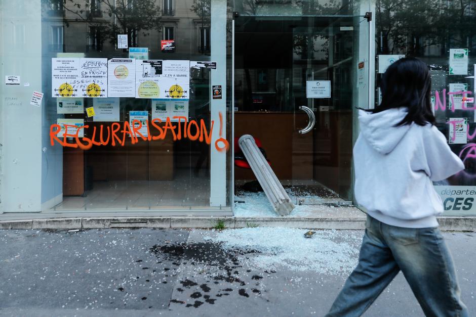 Paris (France), 01/05/2023.- A woman walks past a store vandalized during the annual May Day march in Paris, France, 01 May 2023. Despite the Constitutional Council's adoption of the law on 14 April raising the retirement age in France from 62 to 64 years old, protests against pension reform are being held in France on this International Workers' Day. Following the filing of a new appeal by the left-wing senators, a new decision is expected on 03 May. (Protestas, Francia) EFE/EPA/TERESA SUAREZ