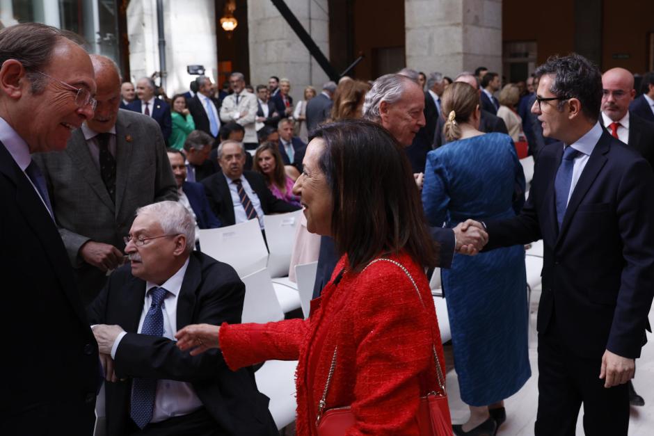Bolaños detrás de Margarita Robles, ministra de Defensa, a su llegada al acto del 2 de mayo