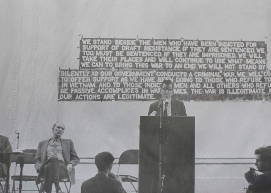 Noam Chomsky durante un acto contra la guerra de Vietnam en 1968