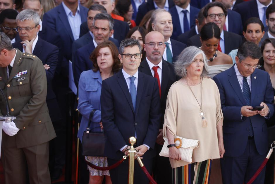 El ministro de Presidencia, Félix Bolaños, asiste al acto cívico militar por el Dos de Mayo, Día de la Comunidad de Madrid, celebrado este martes en la Puerta del Sol. EFE/ Juan Carlos Hidalgo