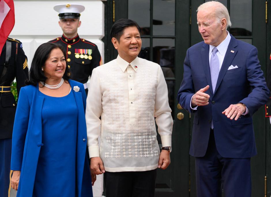 El presidente de EE.UU., Joe Biden, habla con el presidente de Filipinas, Ferdinand Marcos Jr., y su esposa, Louise Araneta-Marcos, durante una ceremonia de bienvenida en la Casa Blanca