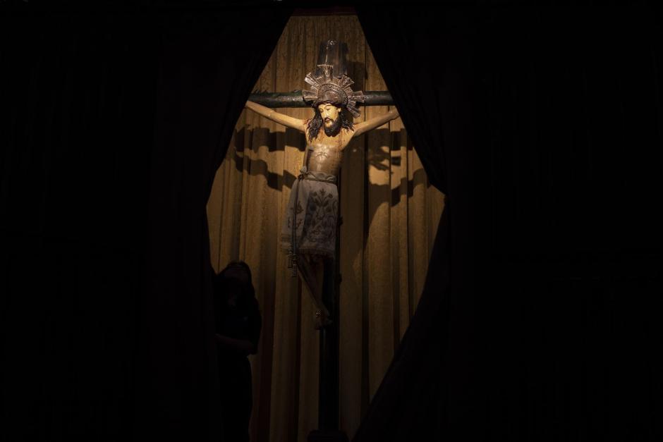 El Santo Cristo de Lepanto y su característica corvatura