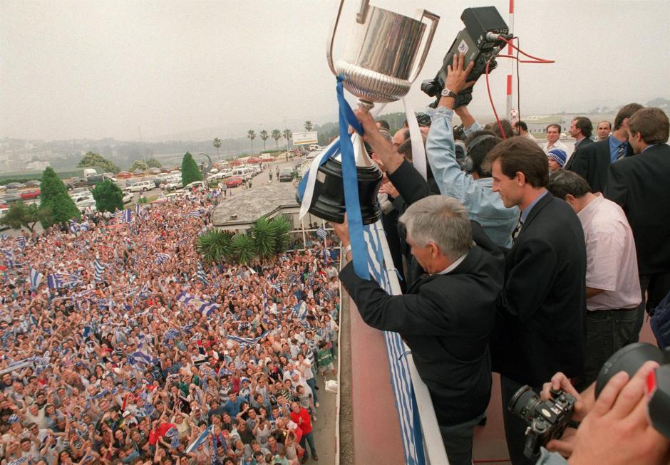 Arsenio Iglesias ofrece la Copa del Rey de 1995 a los deportivistas