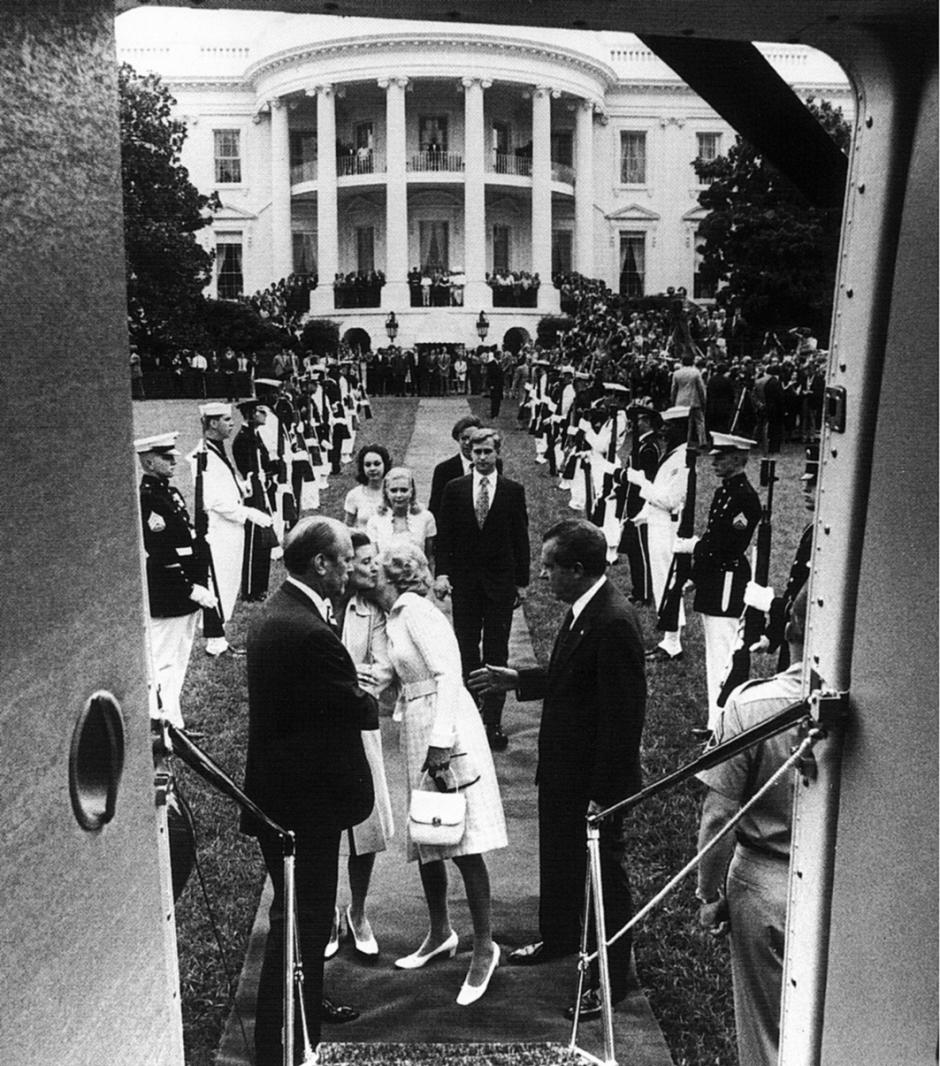 Nixon abandona la Casa Blanca tras su dimisión como presidente, 9 de agosto de 1974