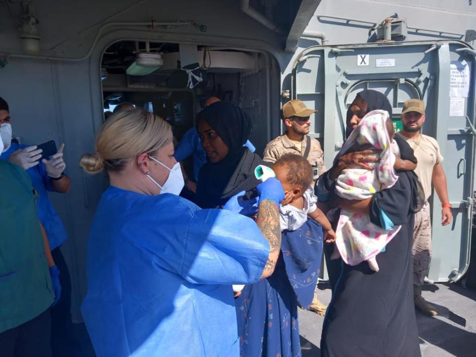 Labores de ayuda los civiles rescatados de Sudán a bordo de la fragata española Reina Sofía