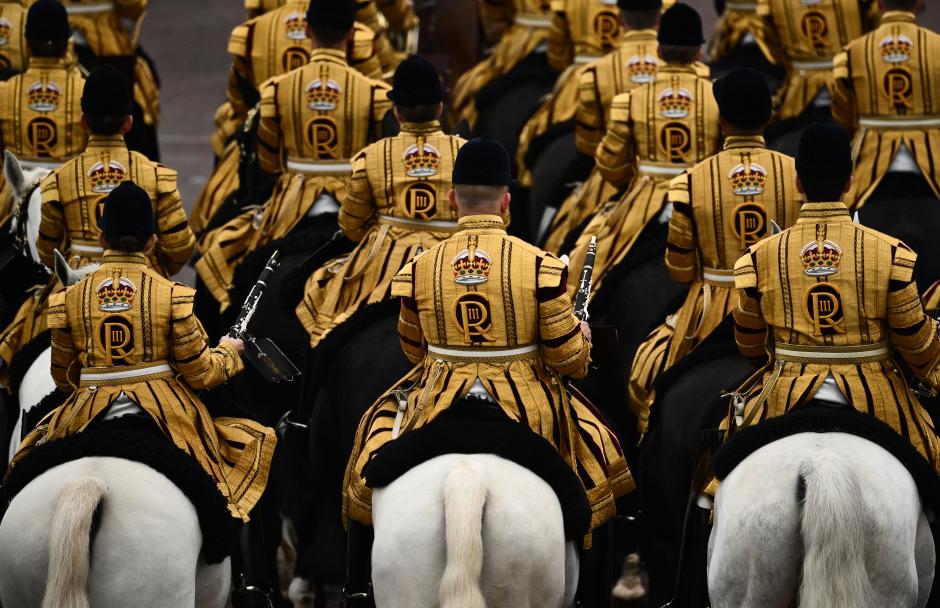 El emblema de Carlos III decora los uniformes de gala de esta orquesta a caballo.