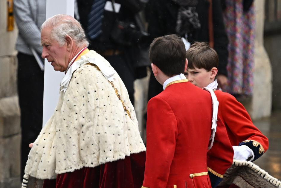 El Rey Carlos III llega a la Abadía de Westminster a través de la Gran Puerta Oeste