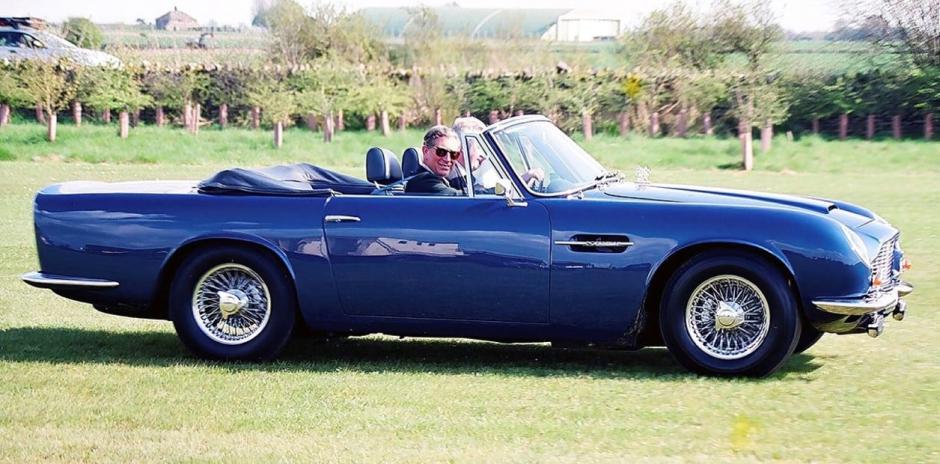De nuevo a bordo del Aston Martin regalo de su madre, muestra de su compromiso con la ecología, hizo modificar el motor para que pudiera funciona con biocombustible, o lo que es lo mismo carburante cero emisiones realizado a partir de deshechos orgánicos