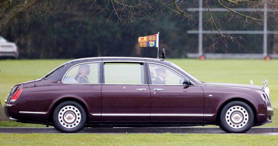Bentley State Limousine. Bentley es otra de las marcas más unidas a la familia real. En este caso se trata del coche oficial del Rey de Inglaterra en el Reino Unido. Sólo se fabricaron dos unidades adaptadas a la talla de la Reina Isabel II