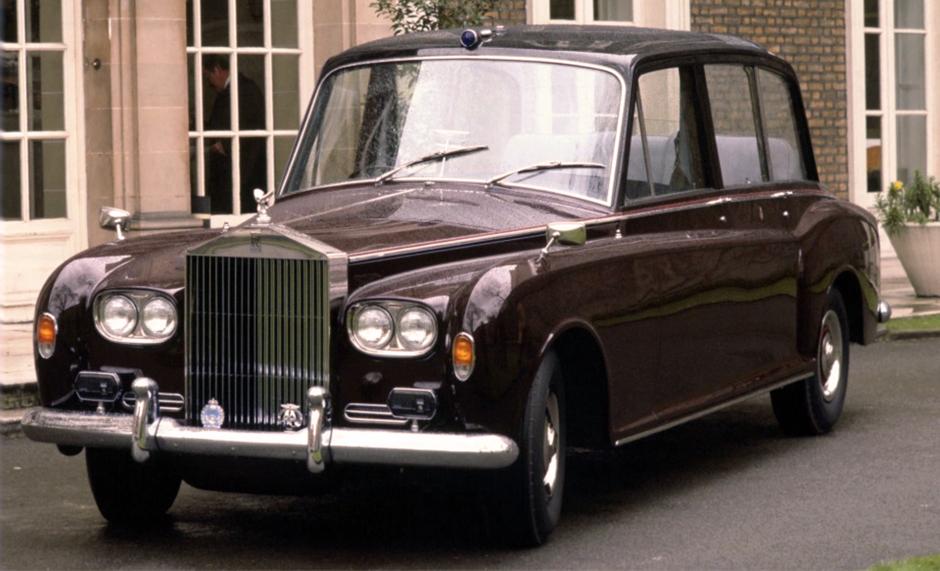 Rolls Royce Phantom VI. Una pieza de 1977 conocida como el Tea Silver Jubilee Car. También fue regalo de la Reina Isabel II a su hijo. Es una pieza única con un valor superior a los cinco millones de euros. La parte trasera elevada y acristalada está pensada para que los ingleses puedan ver a la familia real en los desfiles