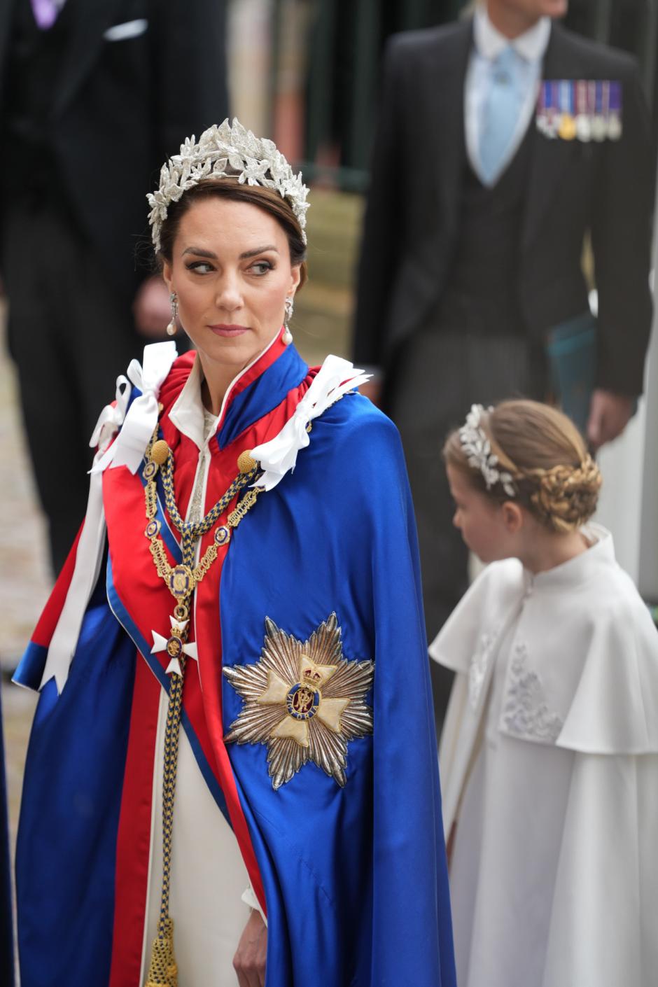 As únicas mulheres com coroa ou tiara serão Camilla com peça grande Mary de Teck, Kate e sua filha Charlotte com tiaras florais.