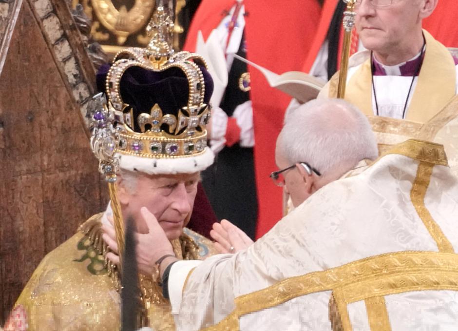 El Rey Carlos III, es coronado