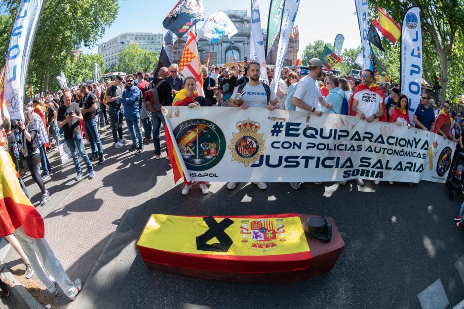 La gran protesta policial, a su paso por la madrileña Puerta de Alcalá