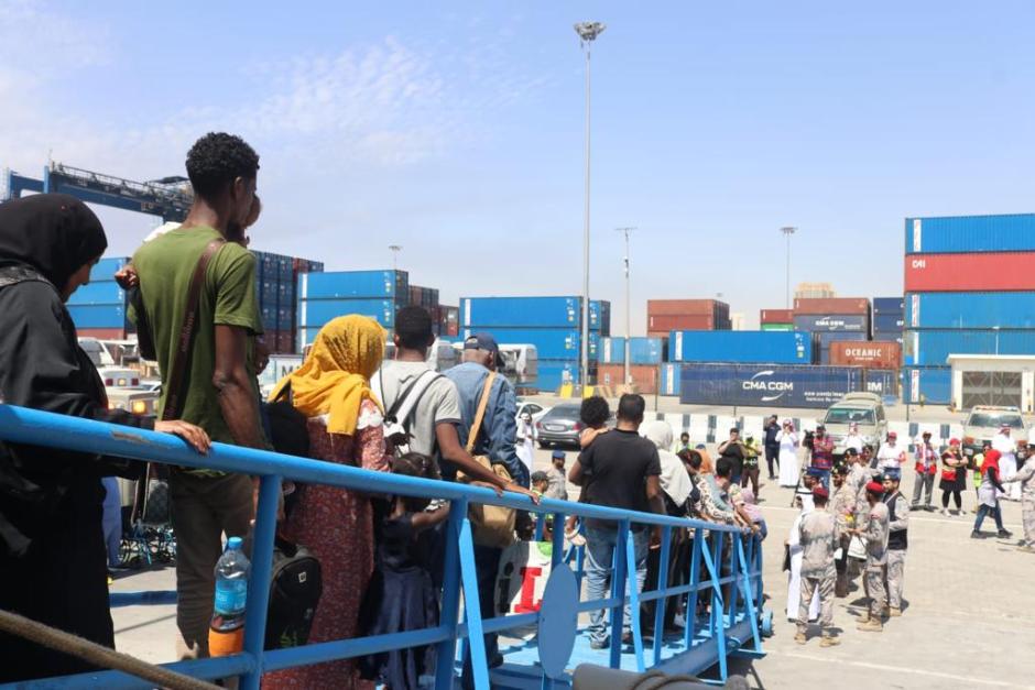 Desembarco de civiles de la fragata Reina Sofía en el Puerto de Yeda