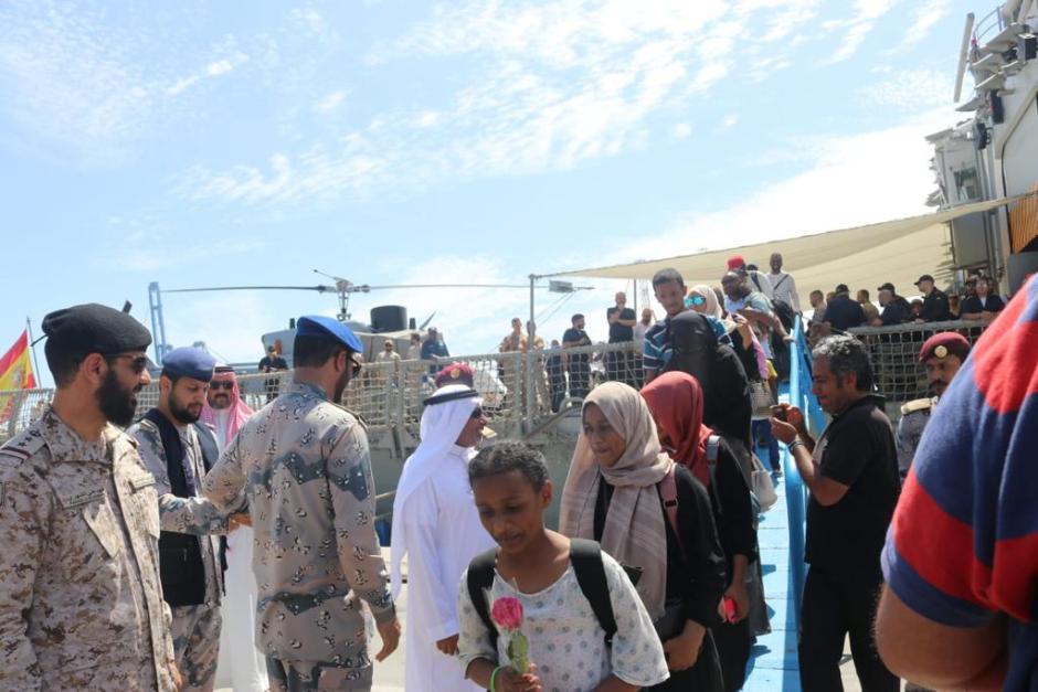 Militares españoles, con los civiles evacuados tras salir de Sudán y llegar a Arabia Saudí