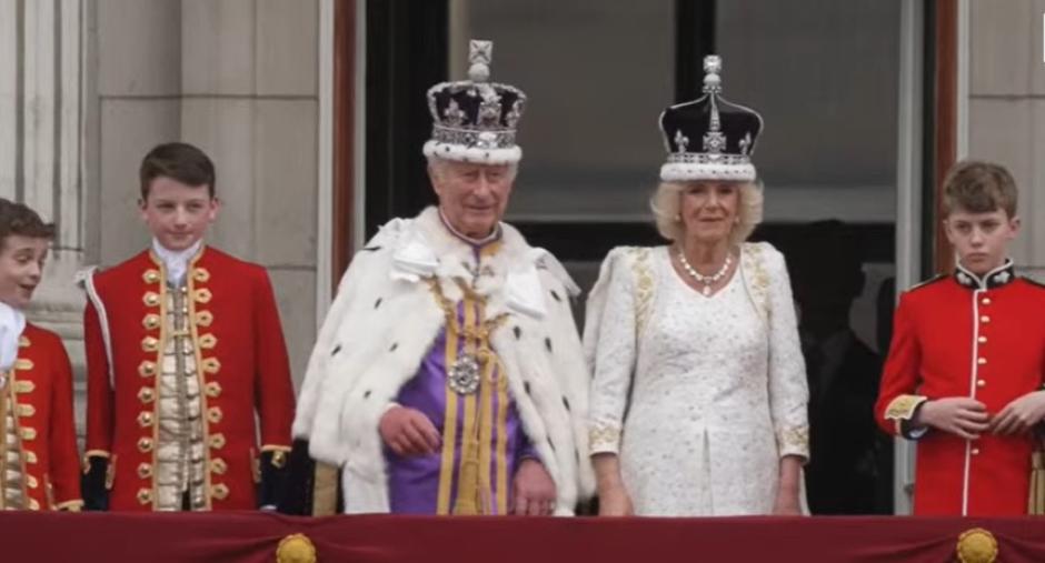 El Rey Carlos III y la Reina Camila saludan desde el balcón del Palacio de Buckingham