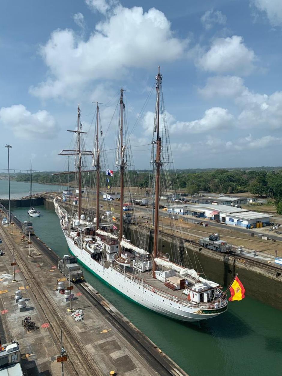 Momento en el que el buque-escuela de la Armada cruza el Canal de Panamá